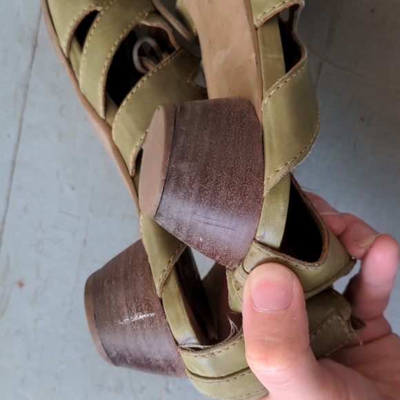 Everybody by BZ Moda strappy green peep toe kitten heel sandals - Picture 6 of 8